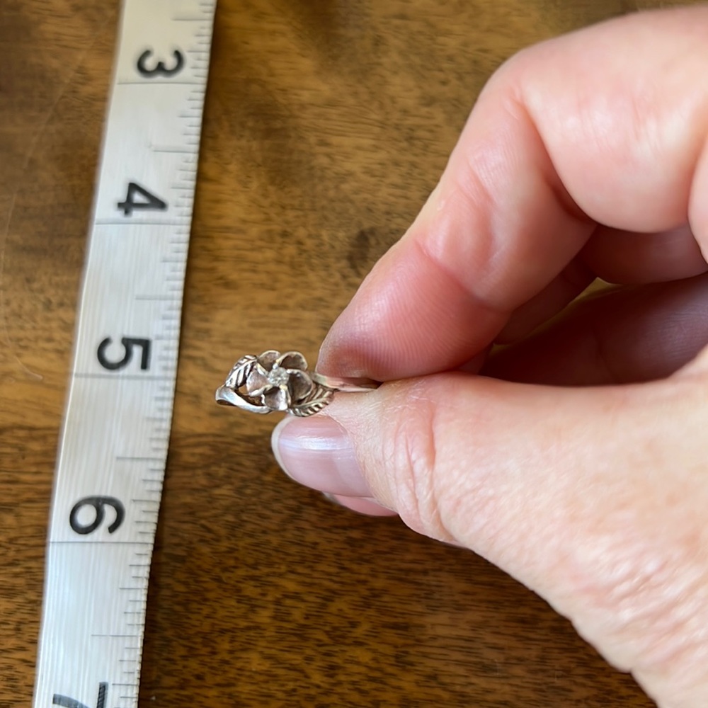 ⭐️ 3/$10 Women’s silver ring with flower, two leaves and rhinestone center.